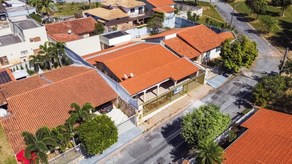 EXCELENTE CASA RESIDENCIAL NO PARQUE DAS LARANJEIRAS – GOIÂNIA/GO — Foto