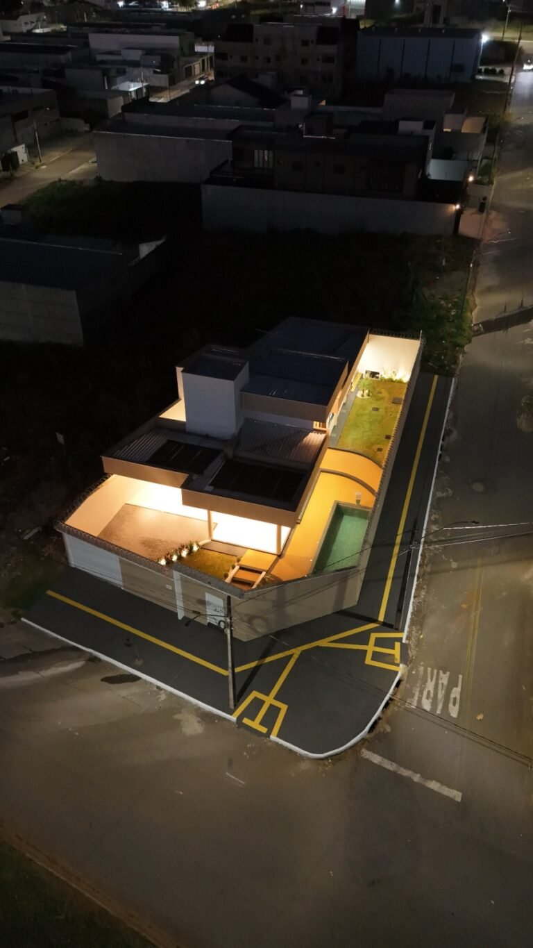 LUXO E SOFISTICAÇÃO NO SETOR TRÊS MARIAS: CASA DE ESQUINA COM PROJETO EXCLUSIVO