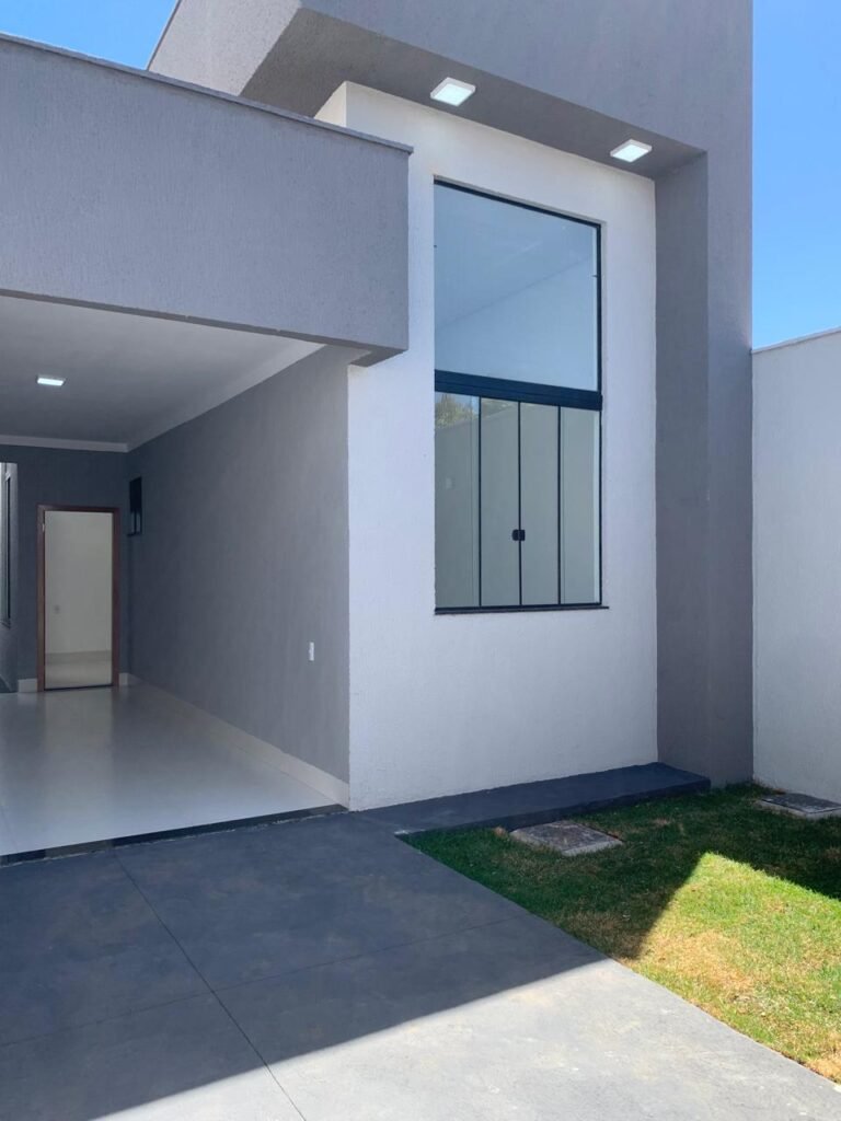CASA EXCLUSIVA EM CIDADE VERA CRUZ COM PÉ-DIREITO DUPLO E DESIGN MODERNO — Foto