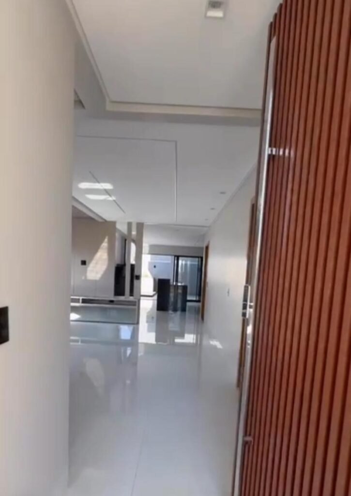 OPORTUNIDADE DE ALTO PADRAO : SOBRADO DE LUXO MOBILIADO NO PARQVILLE JACARANDA — Foto