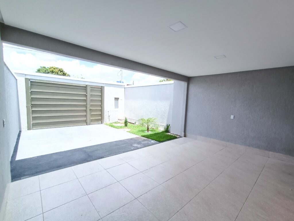 CASA MODERNA NO JARDIM ITAIPU – PRÓXIMO AO PORTAL SHOPPING COM ENTRADA R$ 30.000 — Foto