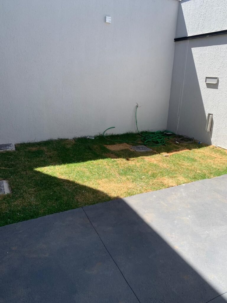 CASA EXCLUSIVA EM CIDADE VERA CRUZ COM PÉ-DIREITO DUPLO E DESIGN MODERNO — Foto