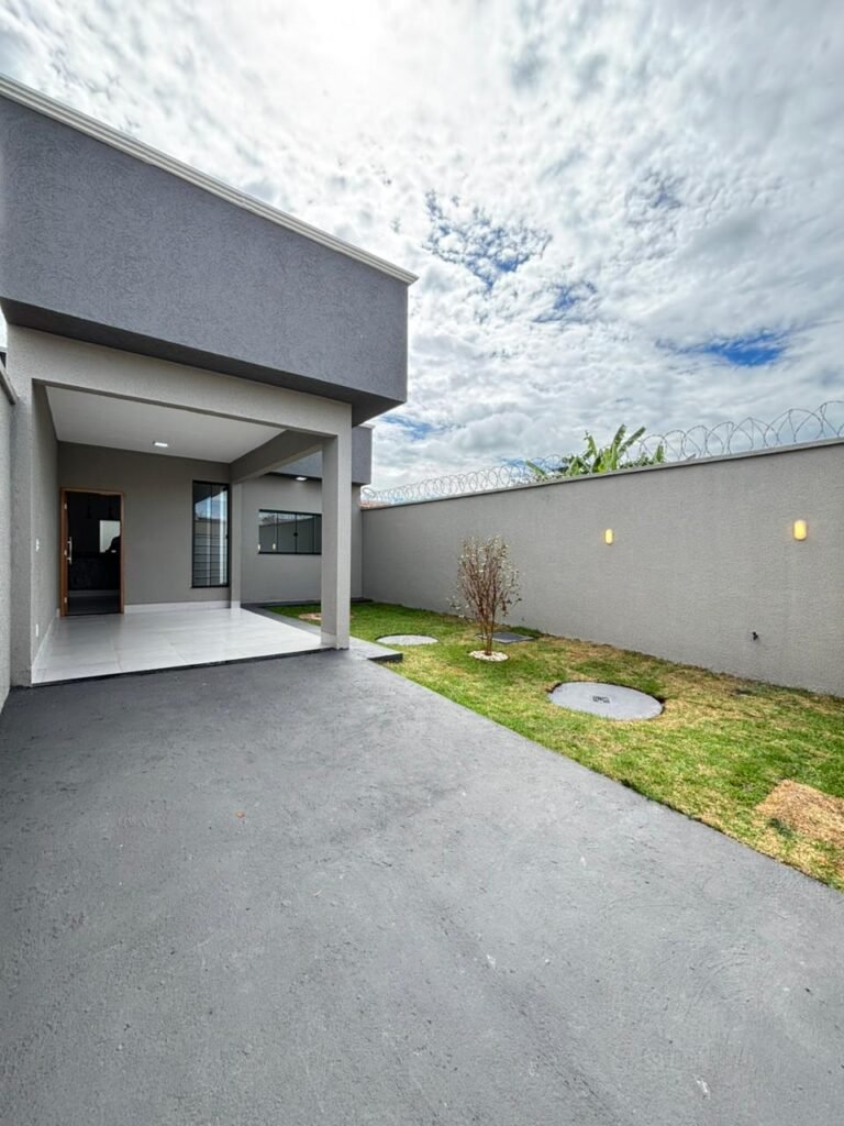 OPORTUNIDADE IMPERDÍVEL: CASA COM QUINTAL AMPLO NO PARQUE MONTREAL – APARECIDA DE GOIÂNIA — Foto