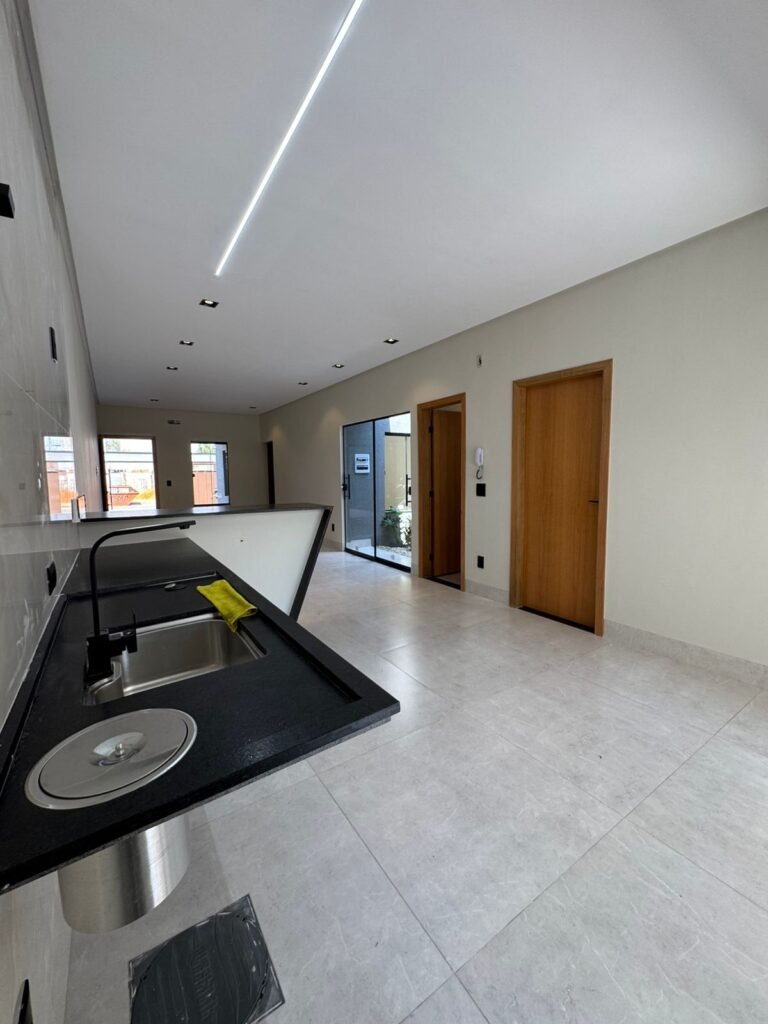 CASA CONTEMPORÂNEA À VENDA – SETOR VILA OLIVEIRA | APARECIDA DE GOIÂNIA-GO — Foto