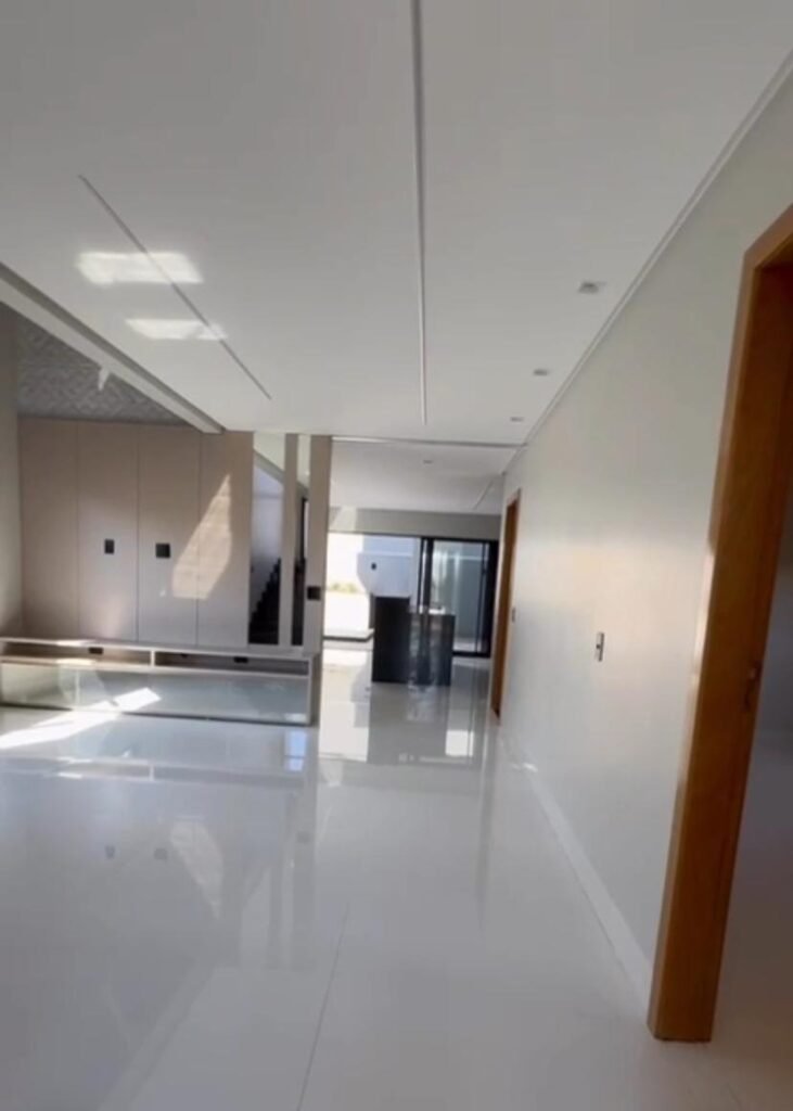 OPORTUNIDADE DE ALTO PADRAO : SOBRADO DE LUXO MOBILIADO NO PARQVILLE JACARANDA — Foto
