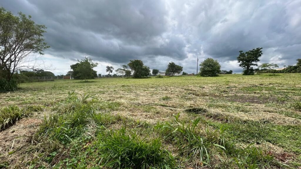 SEU RECANTO DE PAZ NO CONDOMÍNIO TALISMÃ: LOTE ESPAÇOSO EM GUAPÓ — Foto