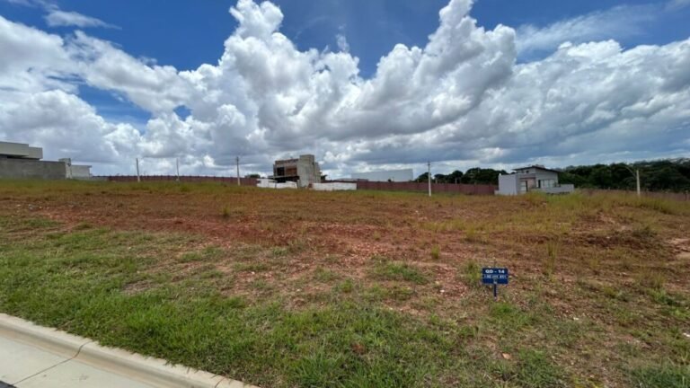 OPORTUNIDADE ÚNICA: TERRENO DE ALTO PADRÃO NO CONDOMÍNIO JARDINS VERSALHES