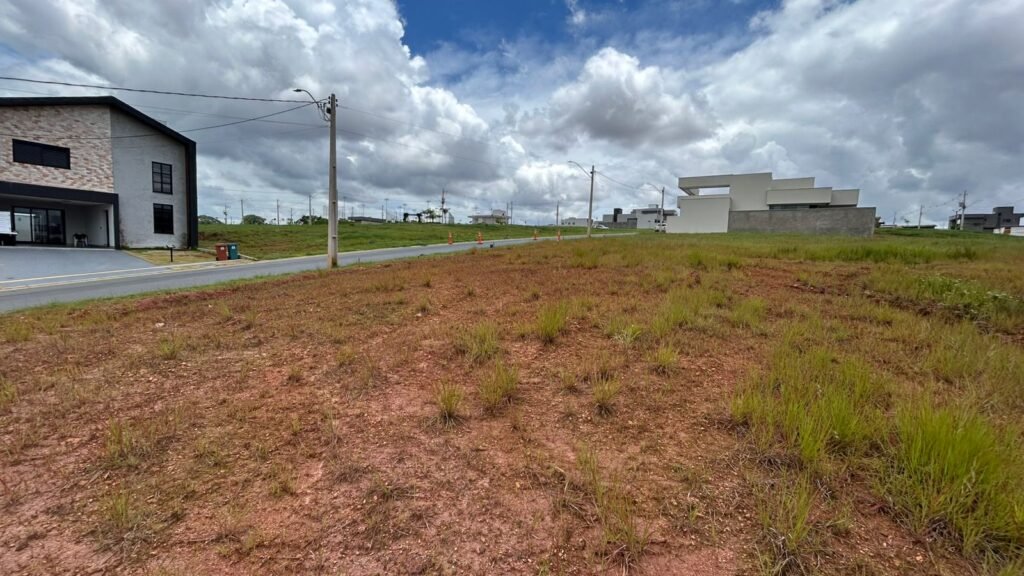 OPORTUNIDADE ÚNICA: TERRENO DE ALTO PADRÃO NO CONDOMÍNIO JARDINS VERSALHES — Foto