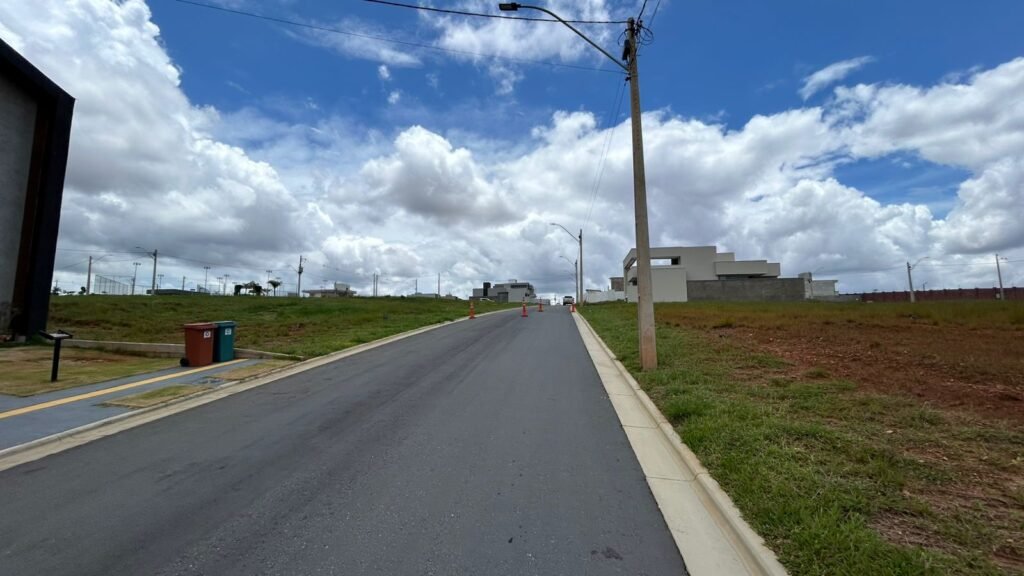 OPORTUNIDADE ÚNICA: TERRENO DE ALTO PADRÃO NO CONDOMÍNIO JARDINS VERSALHES — Foto