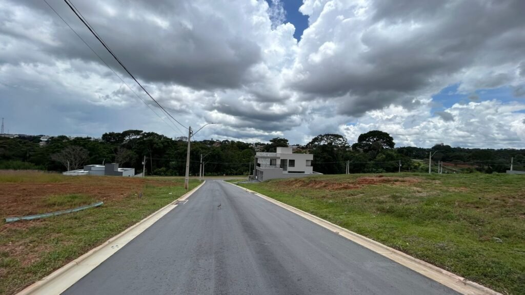 OPORTUNIDADE ÚNICA: TERRENO DE ALTO PADRÃO NO CONDOMÍNIO JARDINS VERSALHES — Foto