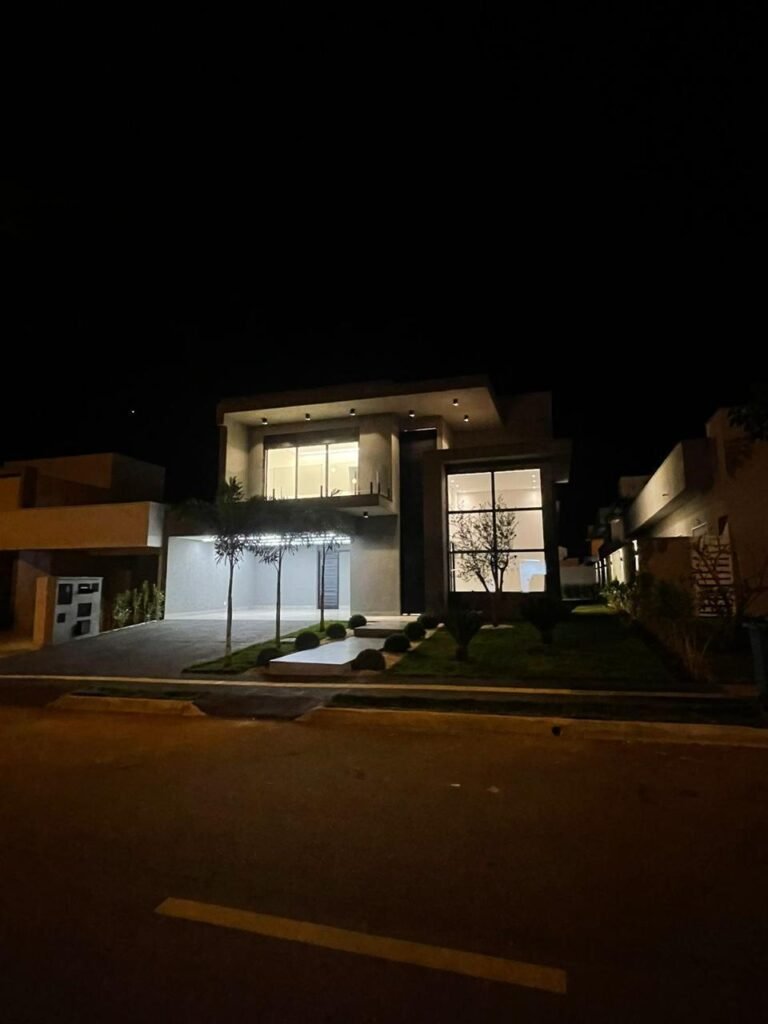 EXCLUSIVIDADE E SOFISTICAÇÃO SOBRADO NO PORTAL DO SOL GOLFE GREEN — Foto